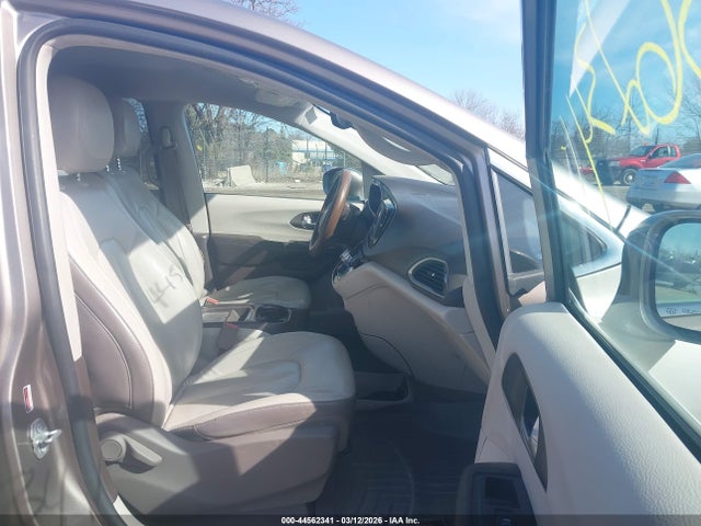 Продажа на аукционе авто 2017 Chrysler Pacifica Touring-l, vin: 2C4RC1BGXHR684250, номер лота: 44562341