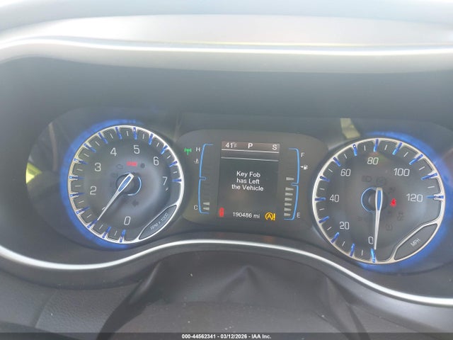 Продажа на аукционе авто 2017 Chrysler Pacifica Touring-l, vin: 2C4RC1BGXHR684250, номер лота: 44562341