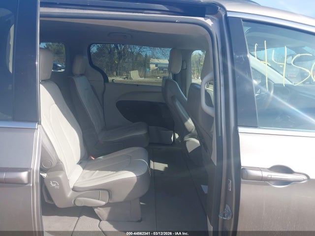 Продажа на аукционе авто 2017 Chrysler Pacifica Touring-l, vin: 2C4RC1BGXHR684250, номер лота: 44562341