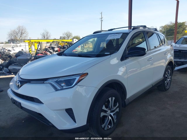 Toyota RAV4 LE 2016 JTMZFREV9GJ069028 Image 2