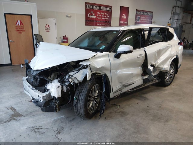 Toyota Highlander Platinum 2022 5TDFZRAH1NS125392 Image 2