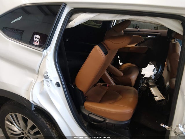 Toyota Highlander Platinum 2022 5TDFZRAH1NS125392 Image 8