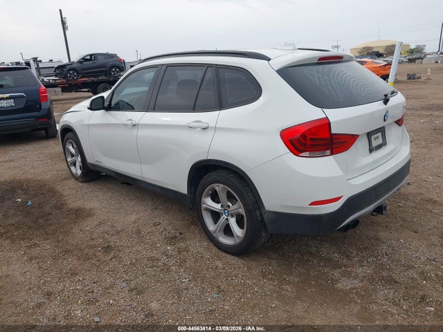 2015 BMW X1 WBAVM5C56FVV94889 Photo 2