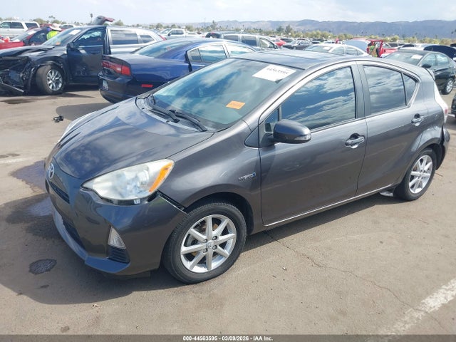 Toyota Prius C Three 2014 JTDKDTB35E1557753 Image 2