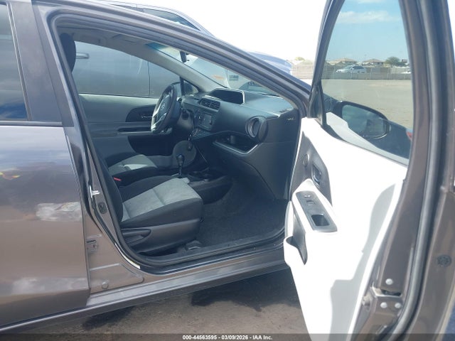 Toyota Prius C Three 2014 JTDKDTB35E1557753 Image 5