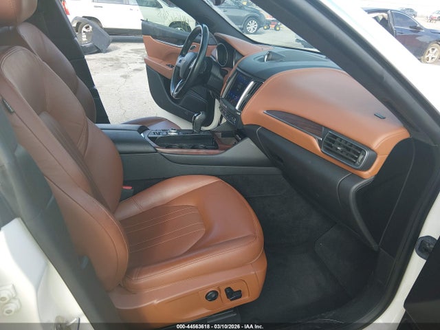 2018 MASERATI LEVANTE ZN661XUA0JX288306 Photo 4