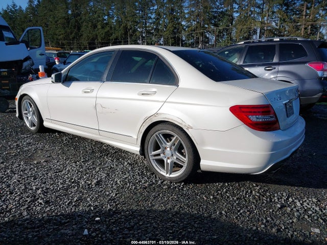 2013 MERCEDES-BENZ C 250 WDDGF4HB5DA769304 Photo 2