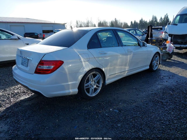 2013 MERCEDES-BENZ C 250 WDDGF4HB5DA769304 Photo 3