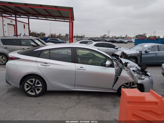 Toyota Prius Three Touring 2018 JTDKARFU0J3549069 Image 13
