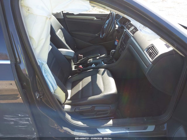 1VWDT7A39HC042698 Volkswagen Passat 1.8t R-line