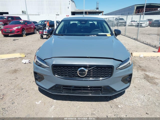 7JRL12FK9RG323001 Volvo S60 B5 Core Dark Theme