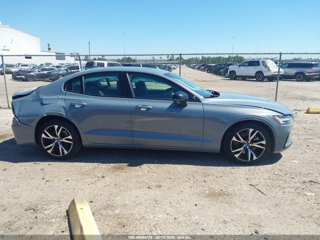 7JRL12FK9RG323001 Volvo S60 B5 Core Dark Theme