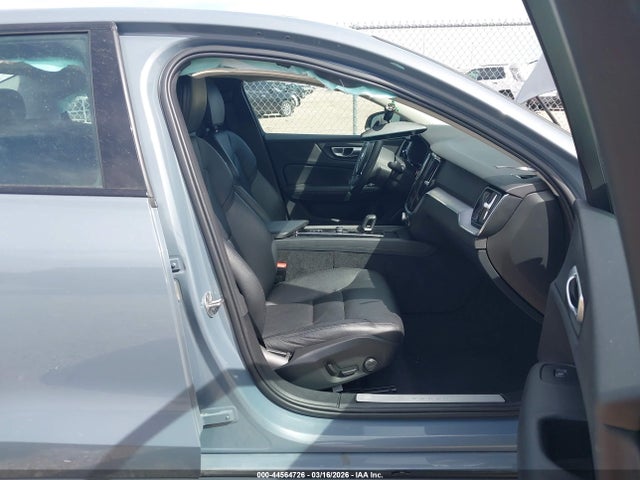 7JRL12FK9RG323001 Volvo S60 B5 Core Dark Theme