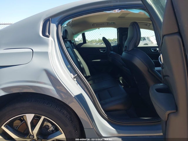 7JRL12FK9RG323001 Volvo S60 B5 Core Dark Theme
