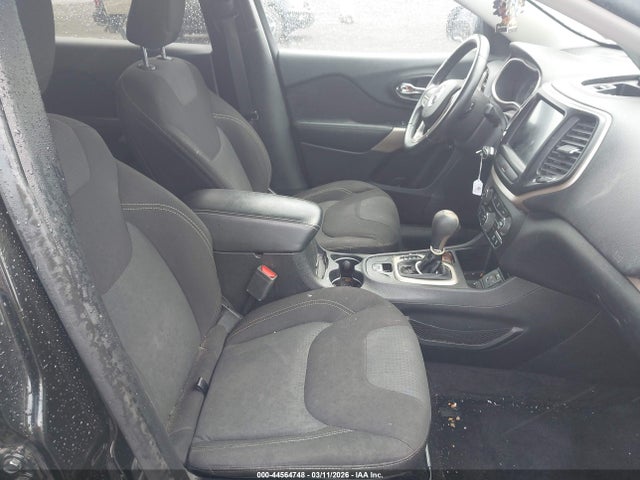 44564748 :رقم المزاد ، 1C4PJLCB2HW668305 vin ، 2017 Jeep Cherokee Latitude Fwd مزاد بيع
