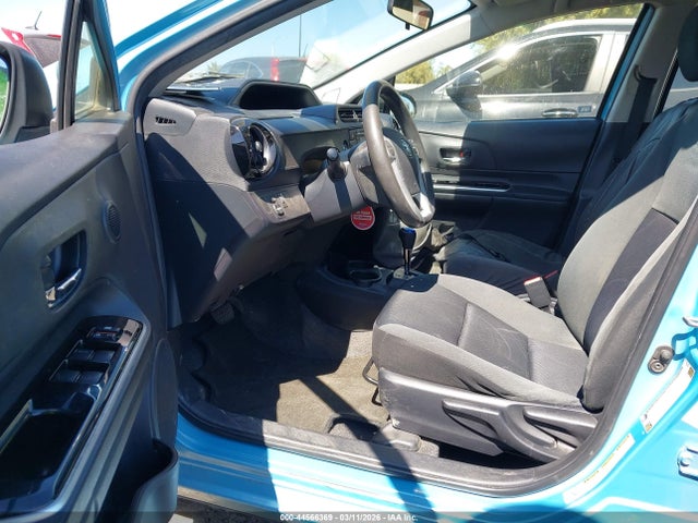 Toyota Prius C Three 2015 JTDKDTB37F1114716 Image 5