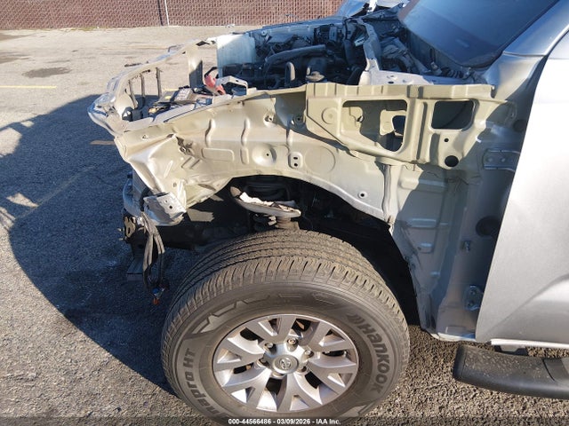 5TFAX5GN9HX103242 Toyota Tacoma Sr5