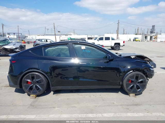 44567163 :رقم المزاد ، 7SAYGDET5TA634306 vin ، 2026 Tesla Model Y Performance All-wheel Drive مزاد بيع