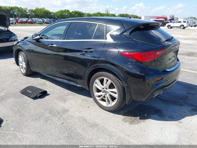 2018 INFINITI QX30 SJKCH5CP1JA060146 Photo 2