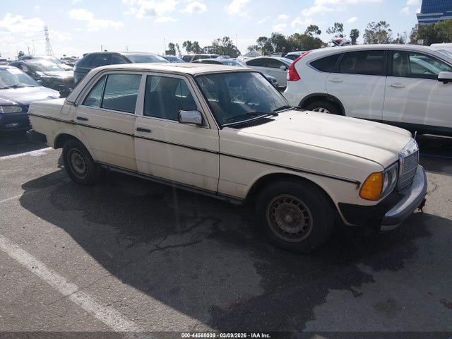 1983 MERCEDES-BENZ 300 WDBAB33A7DB033381