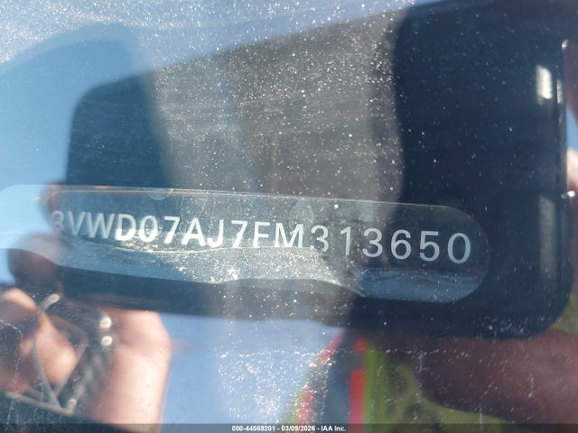 44569201 :رقم المزاد ، 3VWD07AJ7FM313650 vin ، 2015 Volkswagen Jetta 1.8t Se مزاد بيع