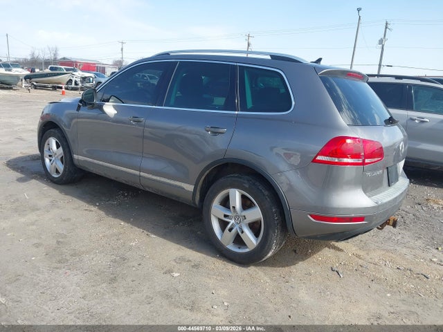 2011 VOLKSWAGEN TOUAREG WVGFF9BP0BD000465 Photo 2
