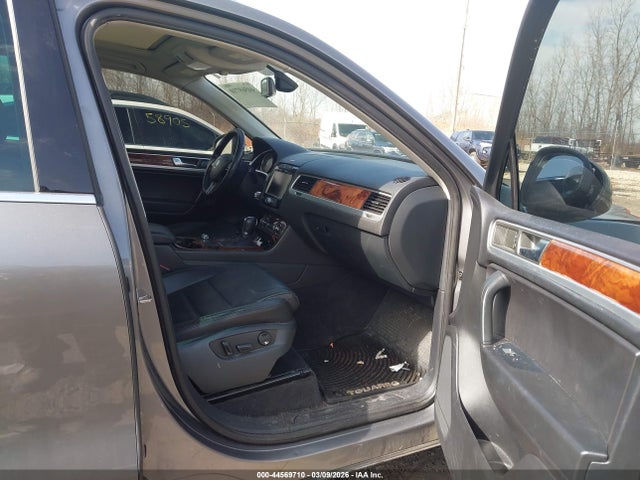 2011 VOLKSWAGEN TOUAREG WVGFF9BP0BD000465 Photo 4