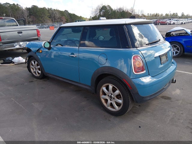 2010 MINI COOPER WMWMF3C52ATZ61818 Photo 2