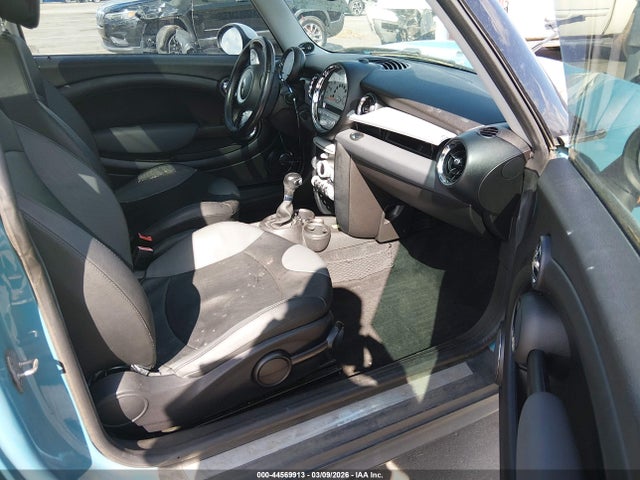 2010 MINI COOPER WMWMF3C52ATZ61818 Photo 4