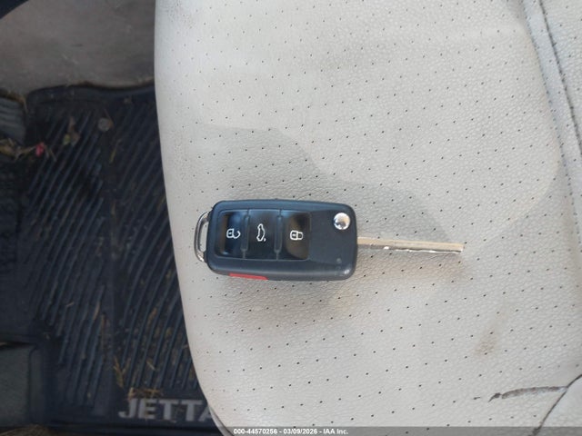 44570256 :رقم المزاد ، 3VWDZ7AJ5BM305384 vin ، 2011 Volkswagen Jetta 2.5l Se مزاد بيع