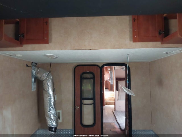 44571600 :رقم المزاد ، 1UJCJSCV4B1TC0069 vin ، 2011 Jayco Cx39c مزاد بيع