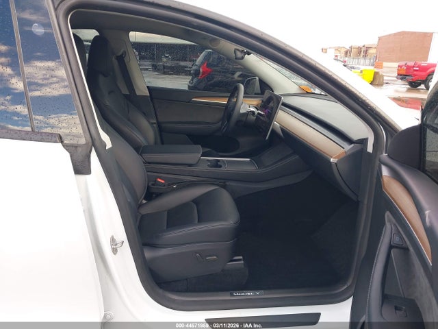 Продажа на аукционе авто 2024 Tesla Model Y Long Range Dual Motor All-wheel Drive, vin: 7SAYGAEE4RF111001, номер лота: 44571959