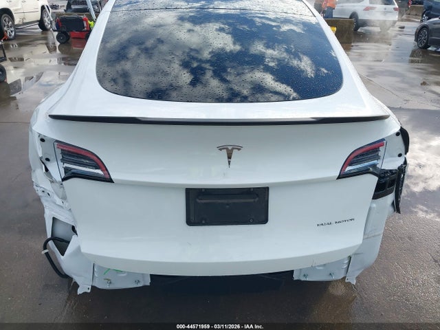 Продажа на аукционе авто 2024 Tesla Model Y Long Range Dual Motor All-wheel Drive, vin: 7SAYGAEE4RF111001, номер лота: 44571959
