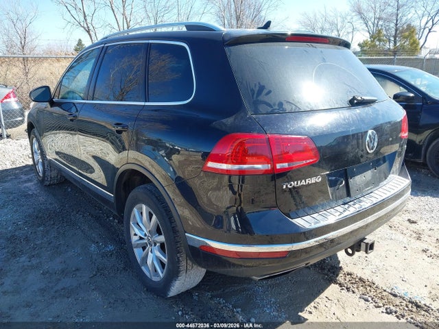 2015 VOLKSWAGEN TOUAREG WVGEF9BP9FD006833 Photo 2