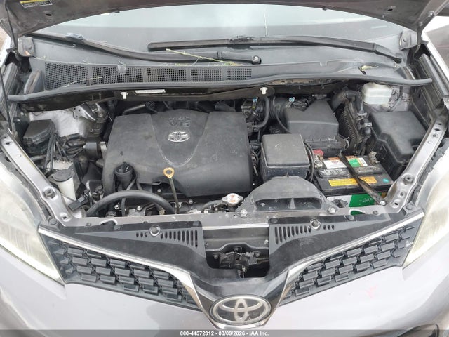 5TDXZ3DC1JS911057 Toyota Sienna Se 8 Passenger
