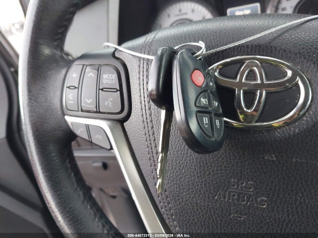 5TDXZ3DC1JS911057 Toyota Sienna Se 8 Passenger