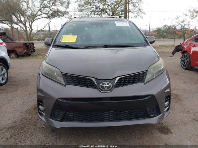 5TDXZ3DC1JS911057 Toyota Sienna Se 8 Passenger