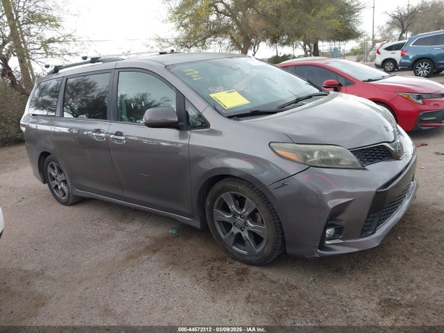 5TDXZ3DC1JS911057 Toyota Sienna Se 8 Passenger