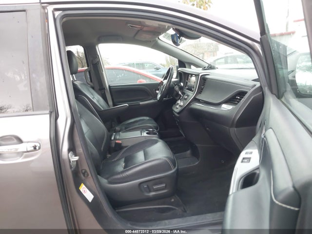 5TDXZ3DC1JS911057 Toyota Sienna Se 8 Passenger