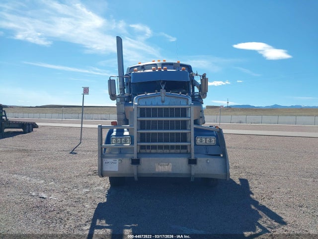 44572522 :رقم المزاد ، 1XKWDB9XXYR821998 vin ، 2000 Kenworth Construction W900 مزاد بيع