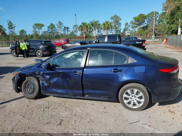 44573028 :رقم المزاد ، 5YFEPMAE1NP324641 vin ، 2022 Toyota Corolla Le مزاد بيع