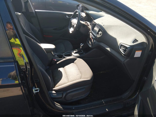 2019 HYUNDAI IONIQ HYBRID KMHC65LC2KU174870 Photo 4