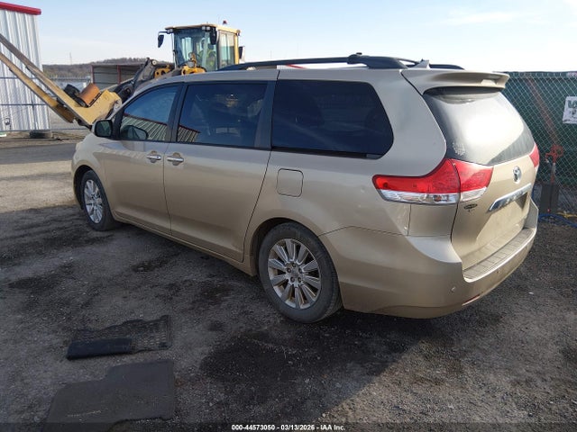 2011 TOYOTA SIENNA 5TDYK3DCXBS061536 Photo 2
