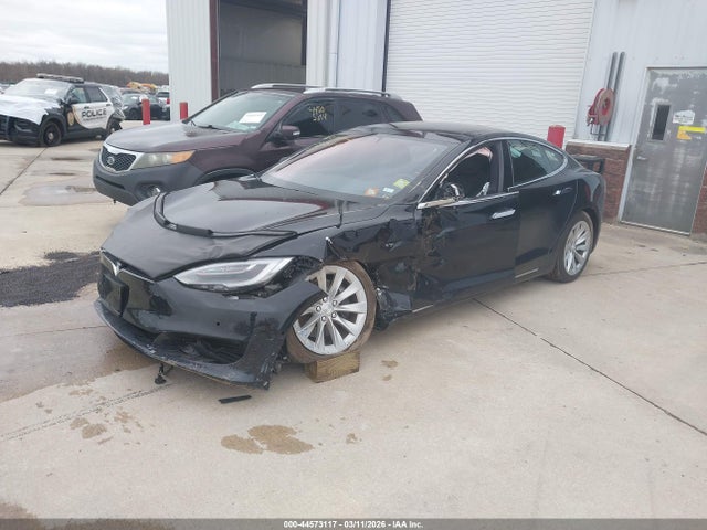 44573117 :رقم المزاد ، 5YJSA1E24JF245117 vin ، 2018 Tesla Model S 100d/75d/p100d مزاد بيع
