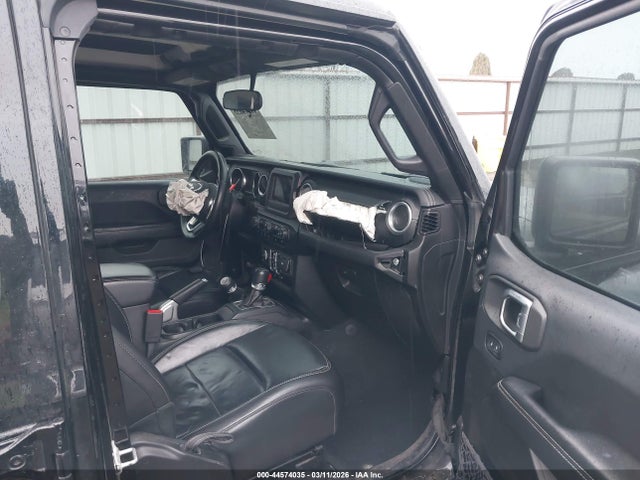 1C4HJXEG2JW105992 Jeep Wrangler Unlimited Sahara 4x4