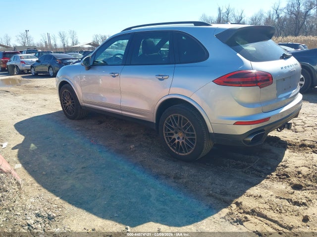 2017 PORSCHE CAYENNE WP1AA2A23HKA84228 Photo 2