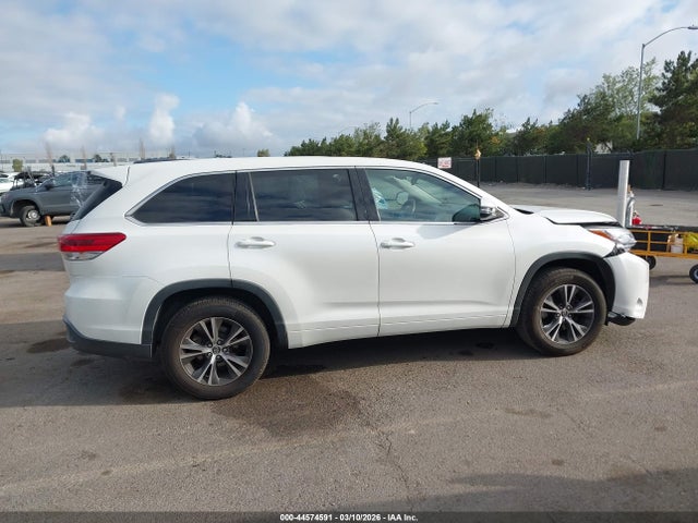 Toyota Highlander Le 2018 5TDZARFH9JS037522 Image 13
