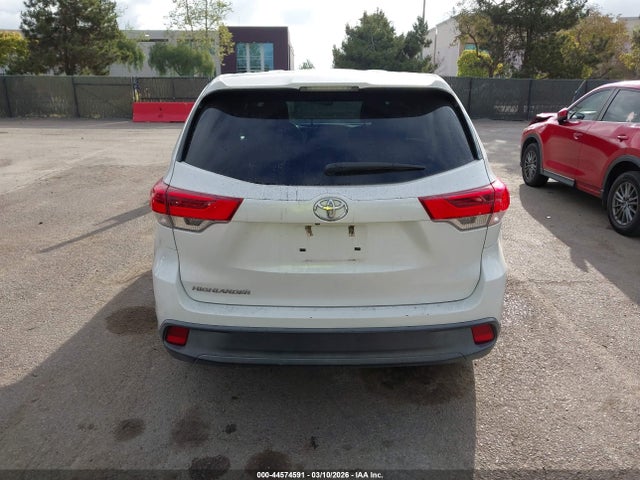 Toyota Highlander Le 2018 5TDZARFH9JS037522 Image 16