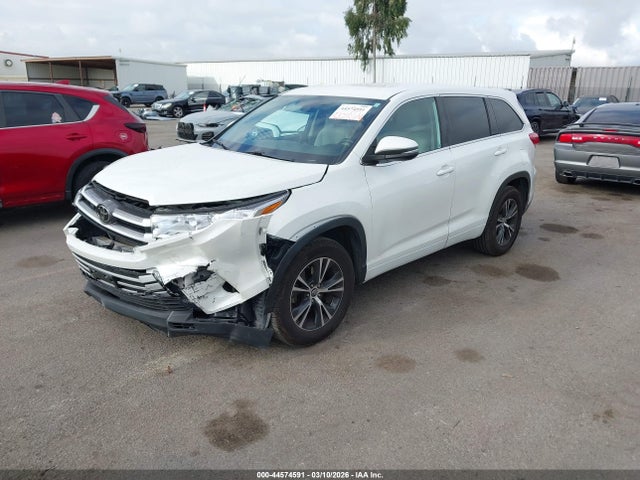 Toyota Highlander Le 2018 5TDZARFH9JS037522 Image 2