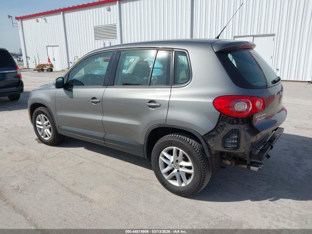 2011 Volkswagen Tiguan S მანქანა იყიდება აუქციონზე, vin: WVGAV7AX0BW556055, აუქციონის ნომერი: 44574906